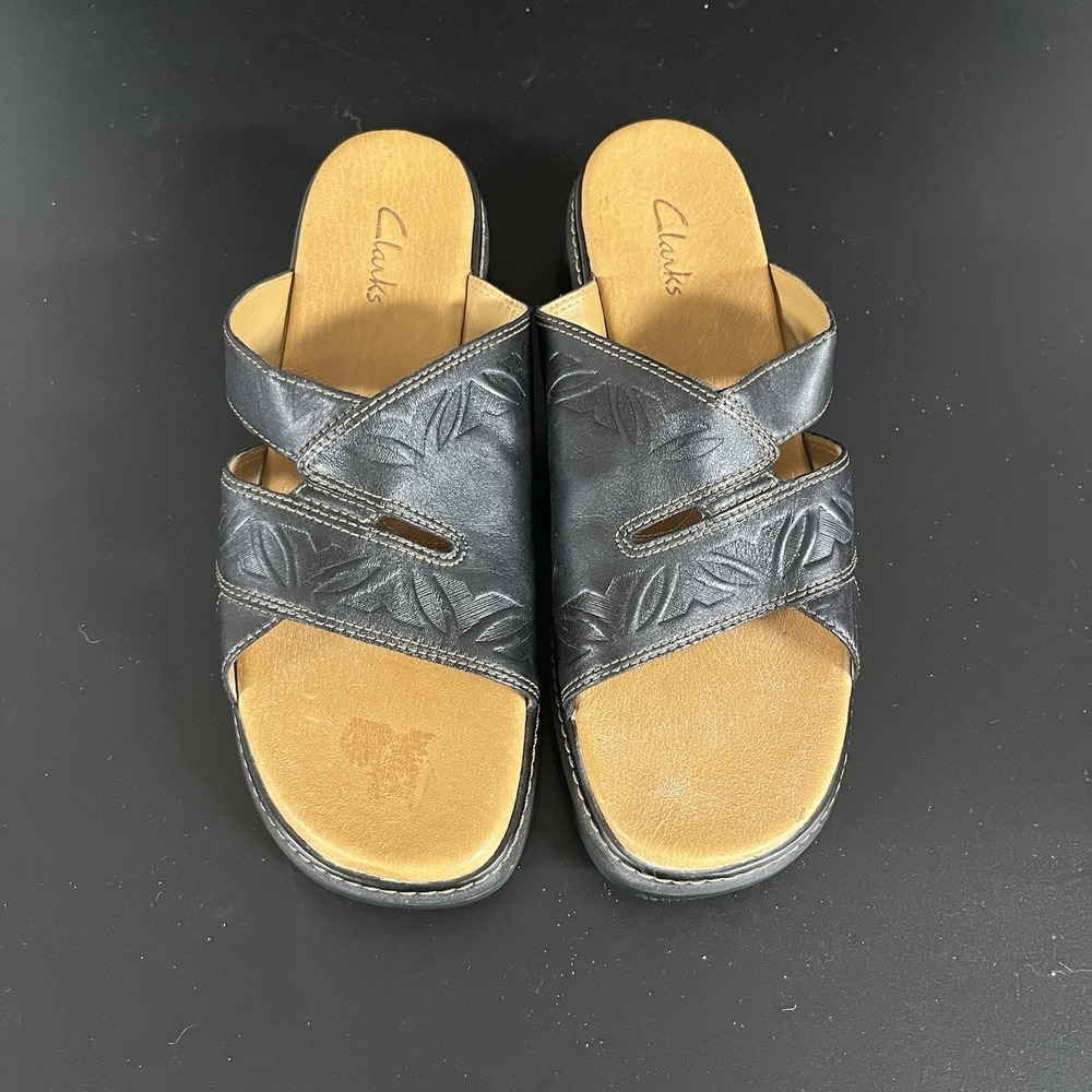 Clarks Black Leather Sandals Womens 8M Heel Leaf Embossed Slides 72670‎ Two Tone